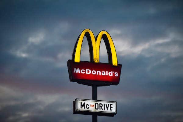 McDonald's Schild im Dunkeln